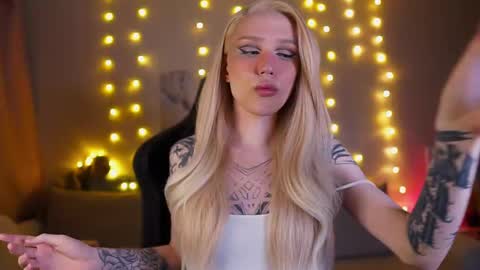 Snapshot of twiinkie_pie chatting on February 12, 4:33 pm Maria 3 online show from February 12, 4:33 pm