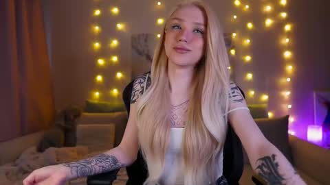 Snapshot of twiinkie_pie chatting on February 14, 6:02 am Maria 3 online show from February 14, 6:02 am