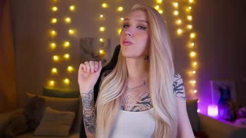 Snapshot of twiinkie_pie chatting on February 16, 8:55 pm Maria 3 online show from February 16, 8:55 pm