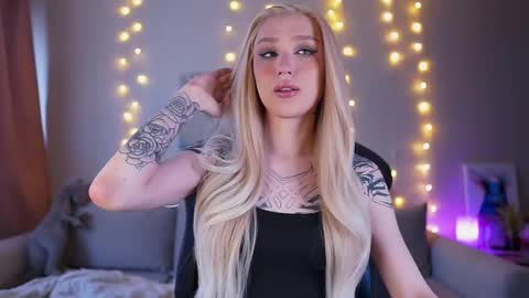 Snapshot of twiinkie_pie chatting on February 20, 9:55 am Maria 3 online show from February 20, 9:55 am