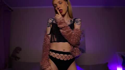 Snapshot of twiinkie_pie chatting on September 19, 5:35 pm Maria 3 online show from September 19, 5:35 pm