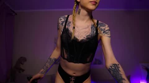 Snapshot of twiinkie_pie chatting on September 23, 5:38 pm Maria 3 online show from September 23, 5:38 pm