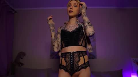 Snapshot of twiinkie_pie chatting on September 27, 5:29 pm Maria 3 online show from September 27, 5:29 pm