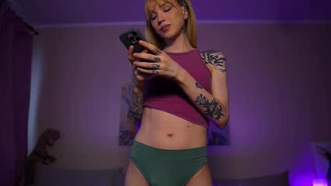 Snapshot of twiinkie_pie chatting on October 1, 4:51 am Maria 3 online show from October 1, 4:51 am