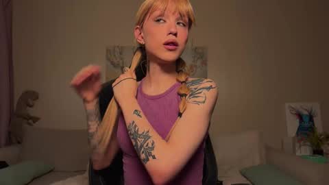 Snapshot of twiinkie_pie chatting on October 22, 5:52 am Maria 3 online show from October 22, 5:52 am