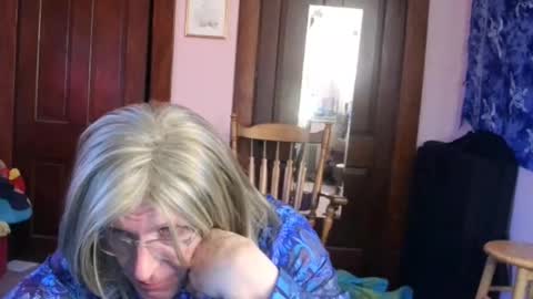 Snapshot of twin53 chatting on January 25, 12:58 pm Kitten online show from January 25, 12:58 pm