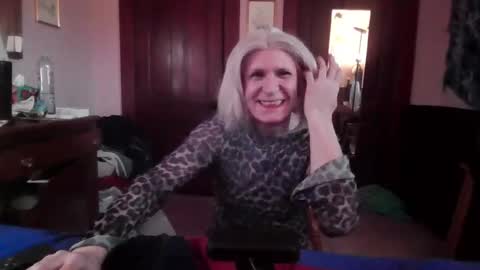 Snapshot of twin53 chatting on March 9, 6:54 pm Kitten online show from March 9, 6:54 pm