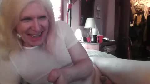 Snapshot of twin53 chatting on February 28, 2:29 pm Kitten online show from February 28, 2:29 pm