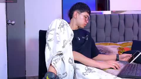 Snapshot of twink_daren chatting on June 19, 7:50 pm Mr Daren online show from June 19, 7:50 pm
