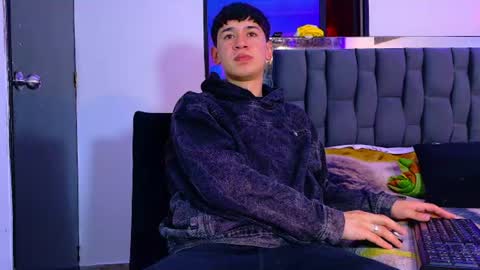 Snapshot of twink_daren chatting on July 4, 7:09 pm Mr Daren online show from July 4, 7:09 pm