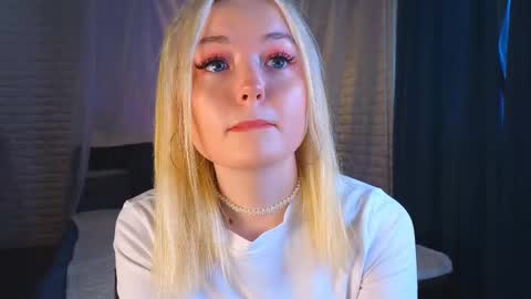 twinklefluff online show from March 7, 4:24 am