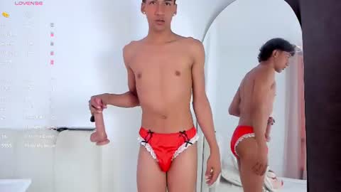 Snapshot of twinksboys_23 chatting on June 18, 1:48 pm twinksboys_23 online show from June 18, 1:48 pm