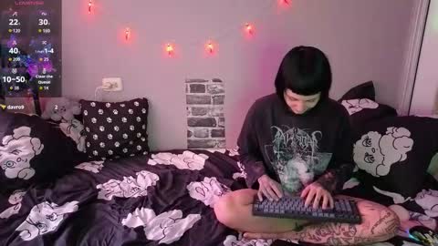 Snapshot of twins_terror chatting on December 17, 10:10 am Sin and Skin online show from December 17, 10:10 am