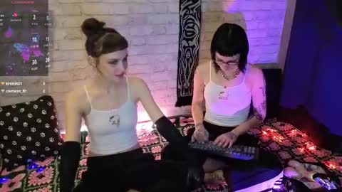 Snapshot of twins_terror chatting on December 18, 8:37 pm Sin and Skin online show from December 18, 8:37 pm