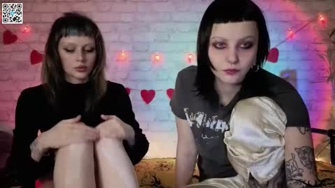 Snapshot of twins_terror chatting on February 16, 8:27 pm Sin and Skin online show from February 16, 8:27 pm