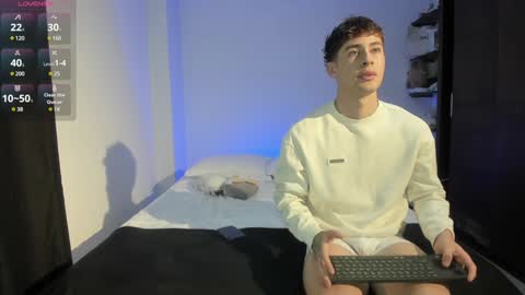 twintease online show from December 10, 11:32 am