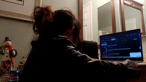 Snapshot of twistedlilpunk chatting on December 28, 9:09 am twistedlilpunk online show from December 28, 9:09 am