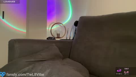 Snapshot of twl8vibe chatting on July 28, 8:52 pm Molly and Nick online show from July 28, 8:52 pm