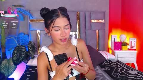 tyla_ks online show from December 19, 8:05 pm