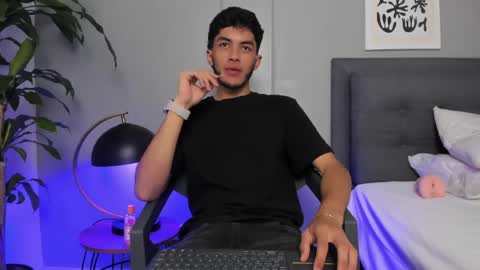 Snapshot of tyler_fox_ chatting on May 31, 8:43 pm Tyler Fox online show from May 31, 8:43 pm
