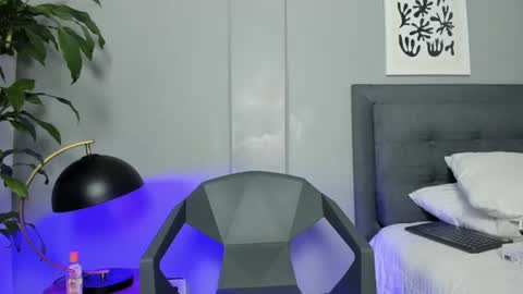 Snapshot of tyler_fox_ chatting on June 16, 9:17 pm Tyler Fox online show from June 16, 9:17 pm