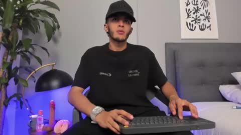 Snapshot of tyler_fox_ chatting on July 1, 9:47 pm Tyler Fox online show from July 1, 9:47 pm