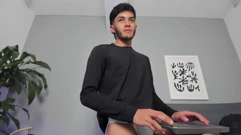 Snapshot of tyler_fox_ chatting on July 2, 9:43 pm Tyler Fox online show from July 2, 9:43 pm
