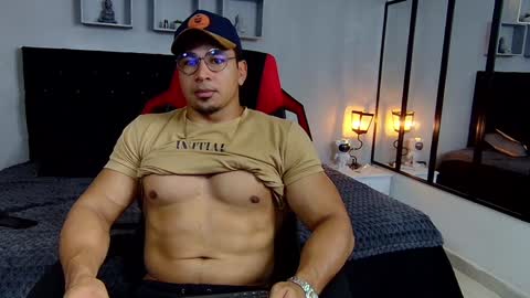 tyler_hank1 online show from December 22, 3:55 am
