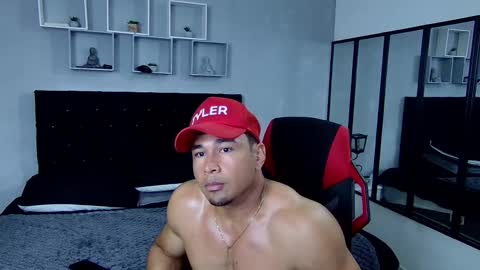 tyler_hank1 online show from February 23, 3:08 pm