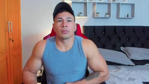 tyler_hank1 online show from April 25, 1:03 pm