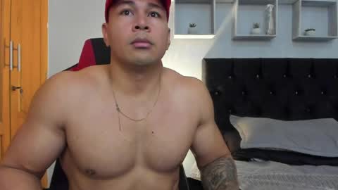 tyler_hank1 online show from May 14, 12:56 pm
