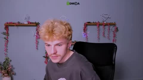 tyler_wolf_ online show from May 6, 9:14 am