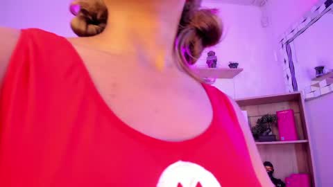 Snapshot of tylla__ chatting on May 24, 9:42 pm tylla__ online show from May 24, 9:42 pm