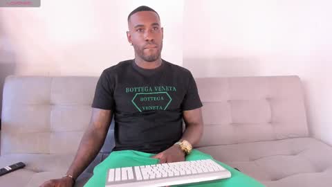 Snapshot of tyron_rulers chatting on February 16, 9:05 pm Dvid Rullers online show from February 16, 9:05 pm