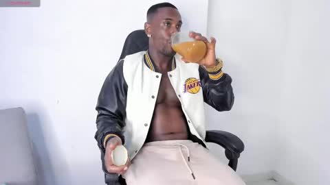 Snapshot of tyron_rulers chatting on February 18, 10:25 pm Dvid Rullers online show from February 18, 10:25 pm