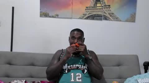 Snapshot of tyron_rulers chatting on June 9, 12:22 am Dvid Rullers online show from June 9, 12:22 am