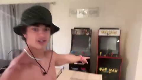 tyy0ung online show from August 8, 5:42 am