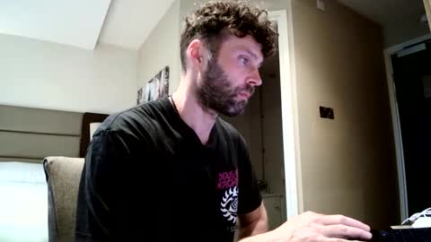 Snapshot of ukguyitsme chatting on May 12, 12:35 pm ukguyitsme online show from May 12, 12:35 pm