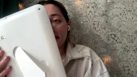 Snapshot of ulavisounnaraj chatting on December 3, 9:18 am Emily online show from December 3, 9:18 am