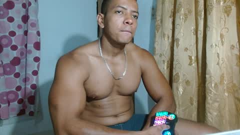Snapshot of ulisess15 chatting on December 19, 6:45 am Felipe model independent online show from December 19, 6:45 am