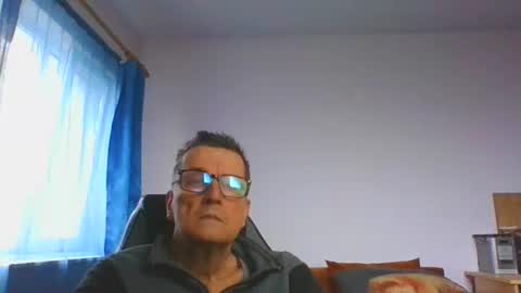 Snapshot of ulmeni7 chatting on December 21, 8:43 am ulmeni7 online show from December 21, 8:43 am