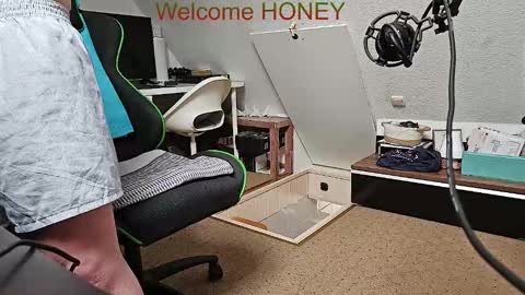 Mr.  Mrs. Smith online show from February 22, 2:04 pm