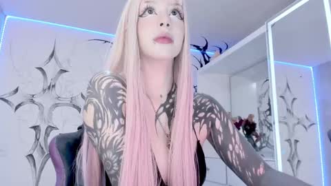 Snapshot of unachimbaherida chatting on February 19, 3:28 am Elle Danielle  online show from February 19, 3:28 am