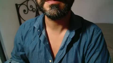 Snapshot of under_thedesk chatting on October 23, 4:17 pm Giov online show from October 23, 4:17 pm