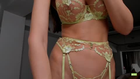 Snapshot of unforgettable_s chatting on December 4, 6:39 pm Silvia online show from December 4, 6:39 pm