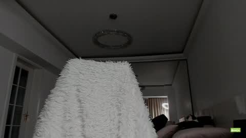 Snapshot of unforgettable_s chatting on December 5, 10:12 pm Silvia online show from December 5, 10:12 pm