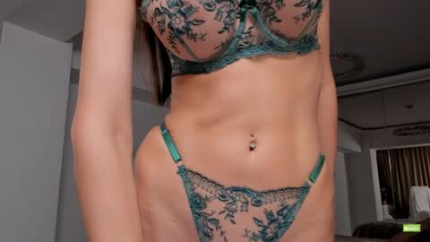 Snapshot of unforgettable_s chatting on March 11, 8:31 pm Silvia online show from March 11, 8:31 pm