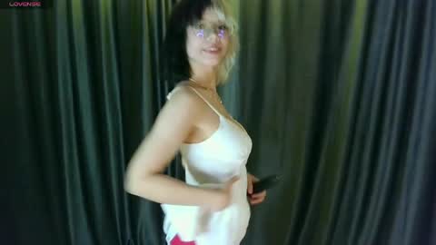 Snapshot of unforgettablehelen chatting on May 19, 4:35 pm unforgettablehelen online show from May 19, 4:35 pm