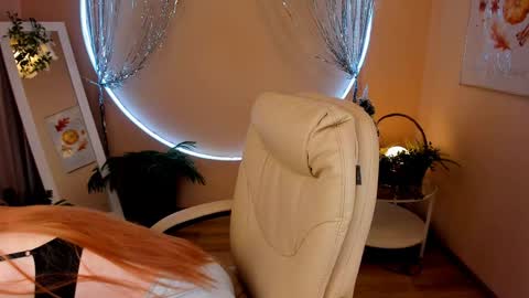 Snapshot of unicent chatting on December 16, 8:37 pm Call me Mira thumbs up its make me happy online show from December 16, 8:37 pm