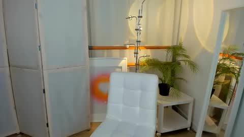 Snapshot of unicent chatting on March 10, 9:29 pm Call me Mira thumbs up its make me happy online show from March 10, 9:29 pm